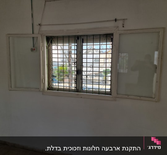 חלון זכוכית עם סורגים פתוח חלקית